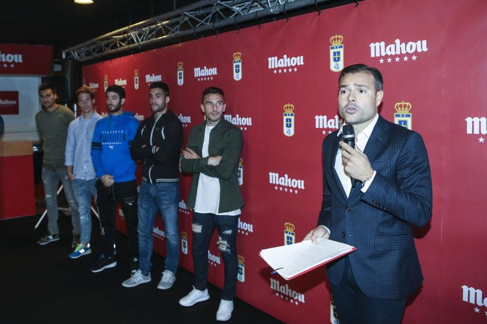 Acto en el Carlos Tartiere en el que varios futbolistas juegan al futbolín con aficionados