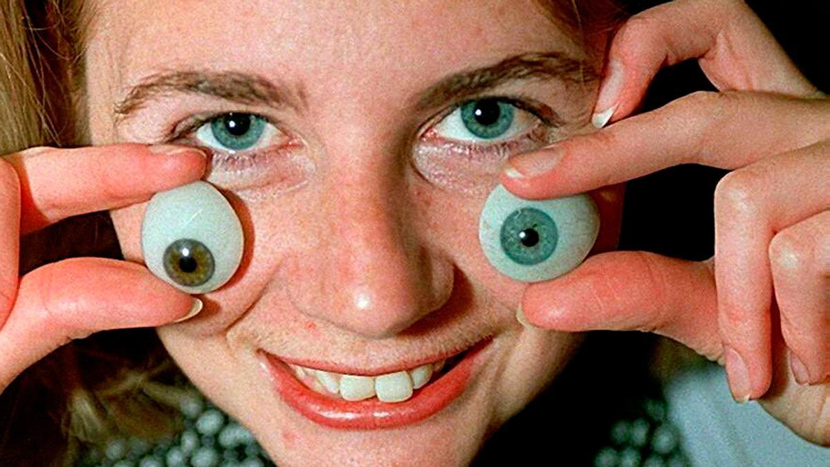 Una experta de Sotheby's muestra ojos postizos del siglo XIX antes de su subasta.