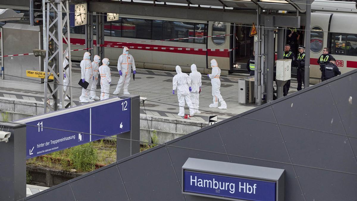 Una mujer hiere a cuchilladas a diecisiete personas en la estación de trenes de Hamburgo Una mujer hiere a cuchilladas a diecisiete personas en la estación de trenes de Hamburgo