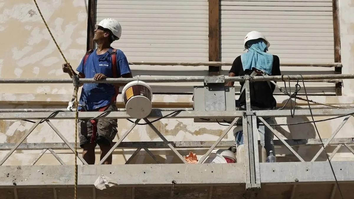 Un trabajador extranjero en una obra.