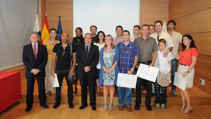 Foto de familia de la entrega de diplomas.