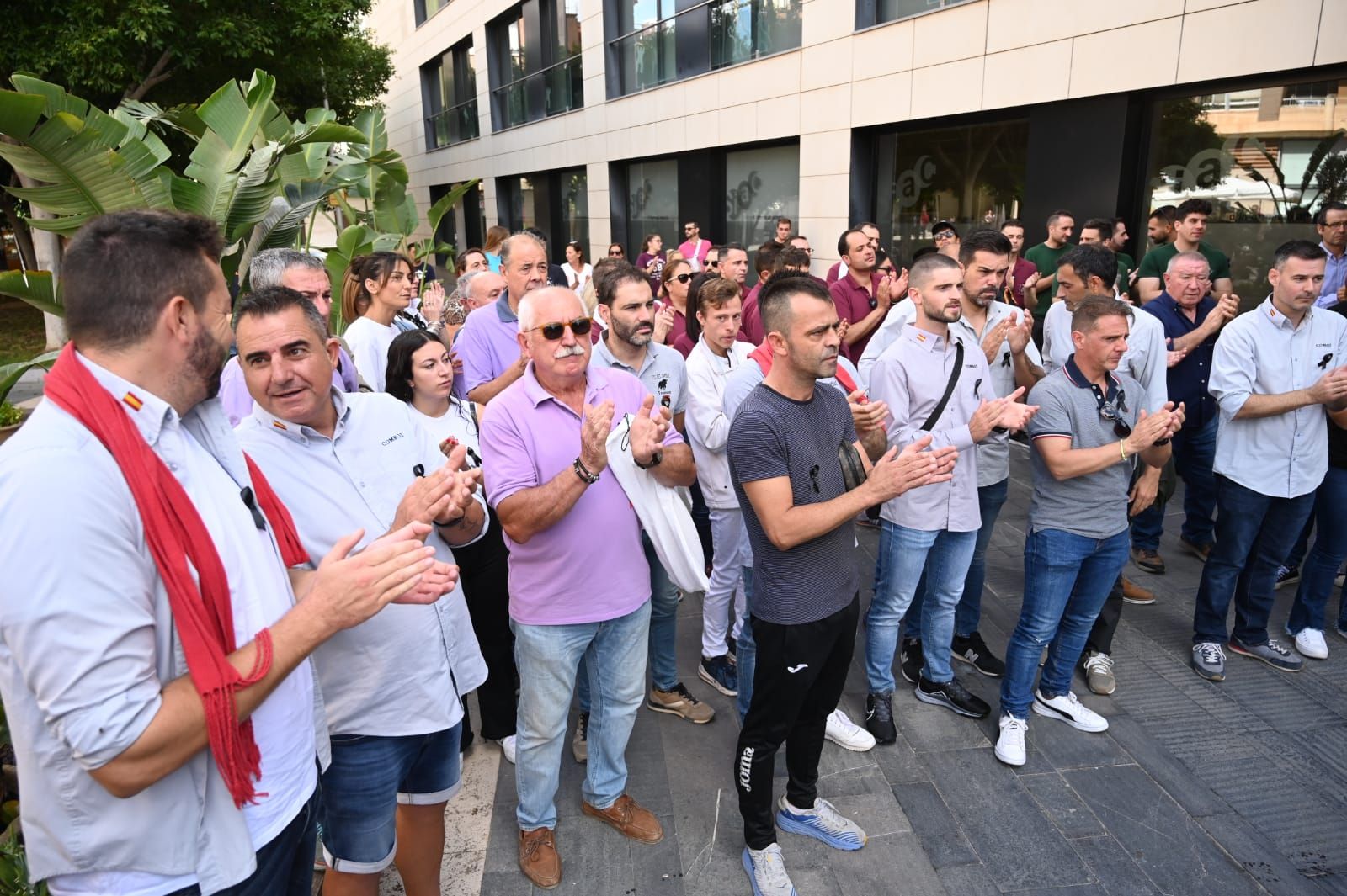 Fotos del minuto de silencio en Almassora en memoria del hombre fallecido en los 'bous al carrer'