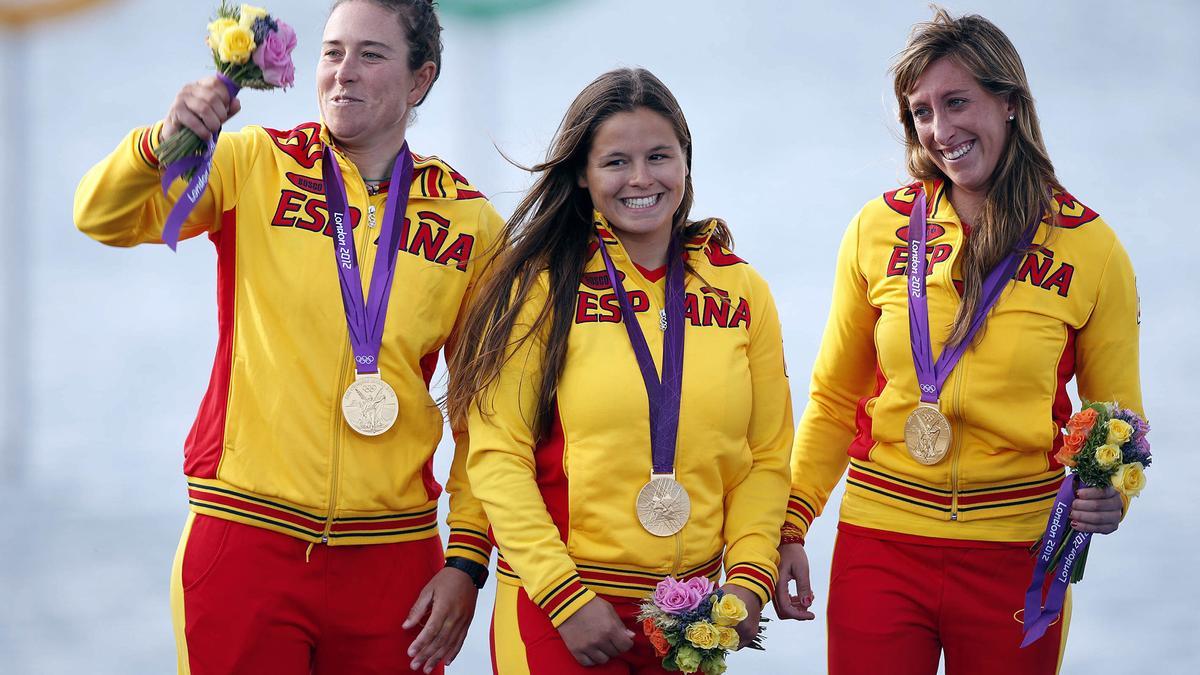 Támara Echegoyen, Sofía Toro y Ángela Pumariega, en el podio tras recibir su medalla de oro en los Juegos Olímpicos de Londres 2012. / Jorge Zapata / EFE