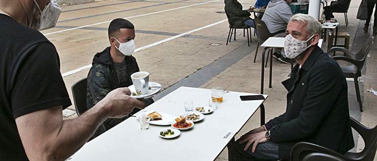 Una terraza en un bar del Port y en una cafetería de Hornos Domingo, en el Port de Sagunt. | DANIEL TORTAJADA