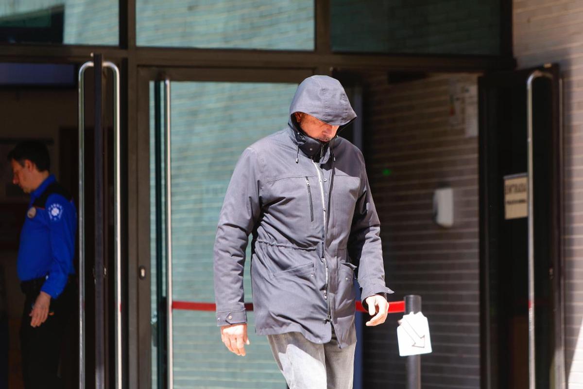 El concejal de Altea detenido por supuestos malos tratos a su pareja sale del juzgado de Dénia