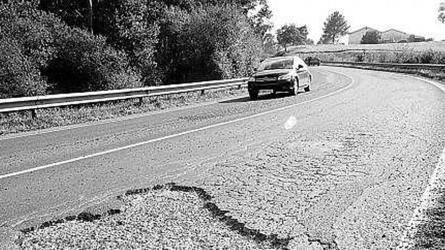 Reparación de baches en la vía Avilés-Luanco