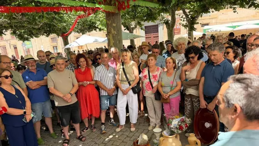 El aplauso infinito a Herminio Ramos en la Feria de la Cerámica de Zamora: entre vasijas y flores