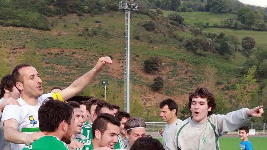 Los jugadores del Lenense celebran el ascenso a Tercera.