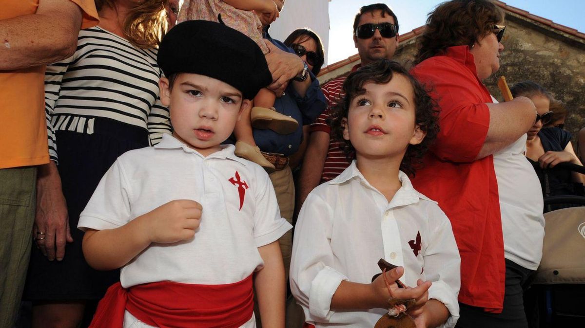 Dos niños con el traje tradicional. 
|  Iñaki Abella