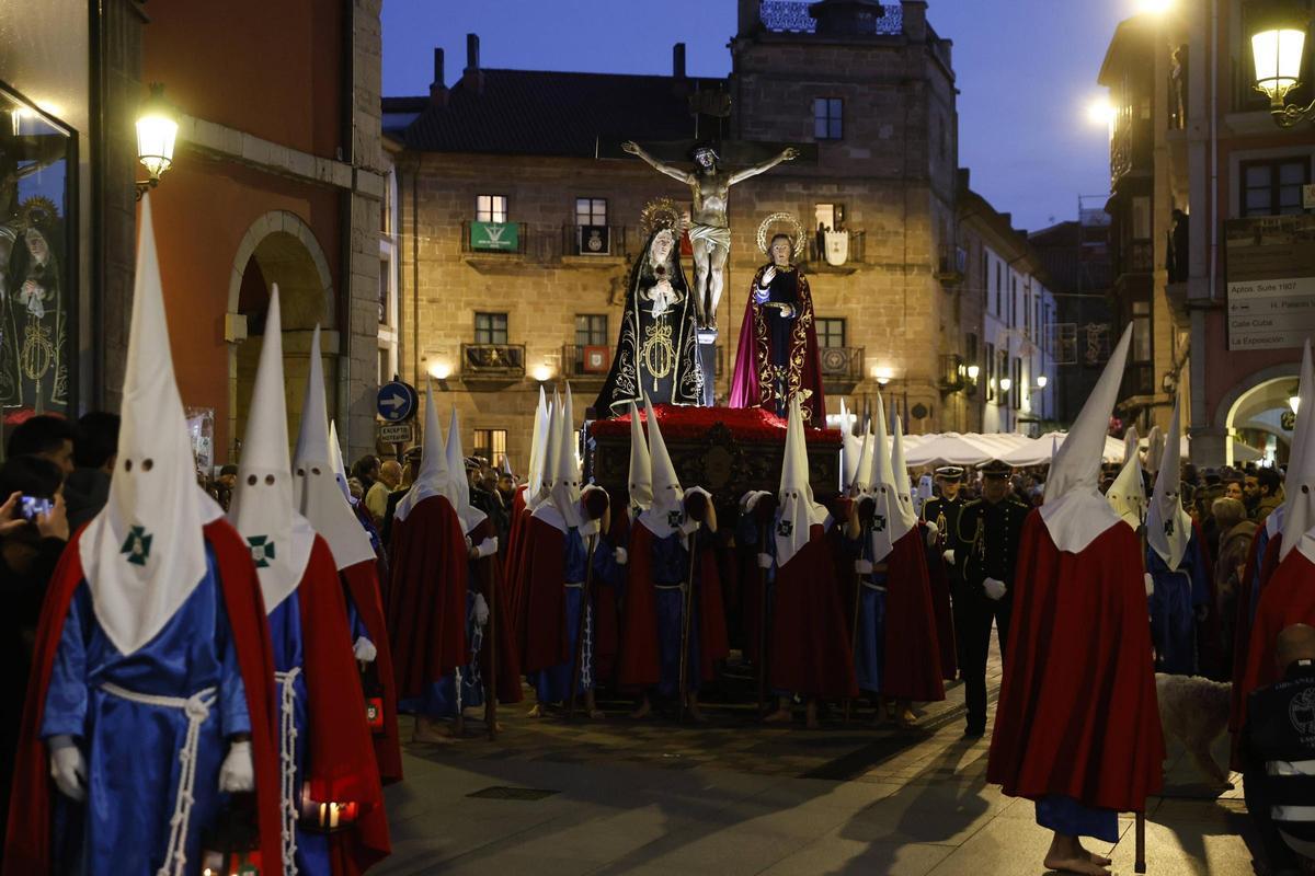 EN IMÁGENES: Avilés, a reventar en la procesión del Silencio