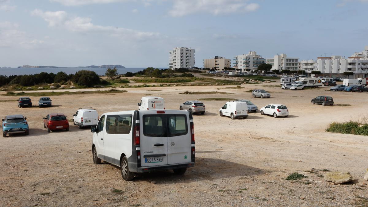 Vista general de la extensión del aparcamiento de ses Variades, en primera línea de costa.