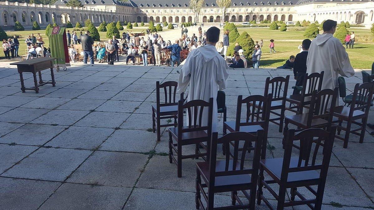 Misa de los monjes del Valle de los Caídos en la explanada