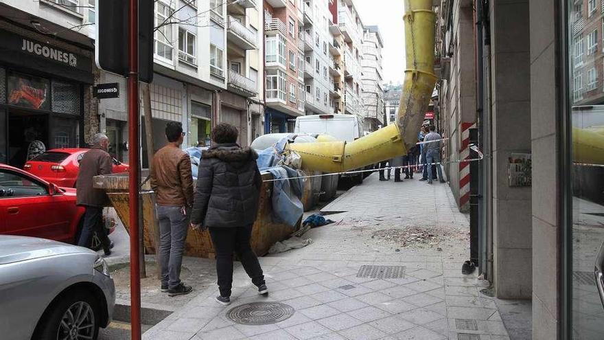 Acordonado el lugar en el que cayó el trabajador, en la calle Celso Emilio Ferreiro. // Iñaki Osorio