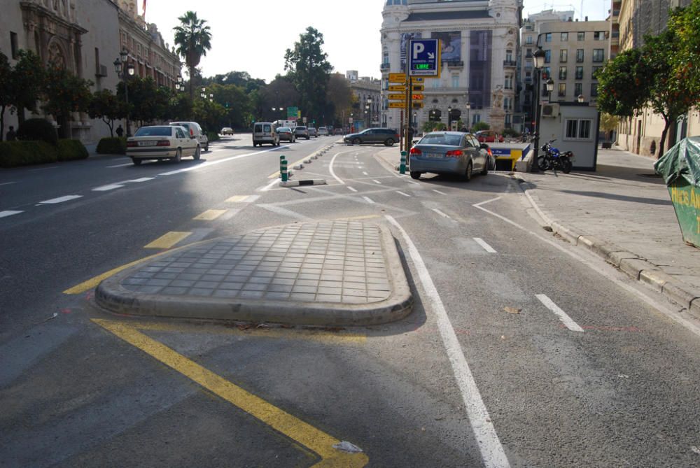 4. Aparcamiento de la  plaza de tetuán Punto conflictivo. Los coches  que salen cortan el carril bici  al hacer el stop y el que entra  puede ser arrollado  por el  Bus si cede el paso a la  bici.