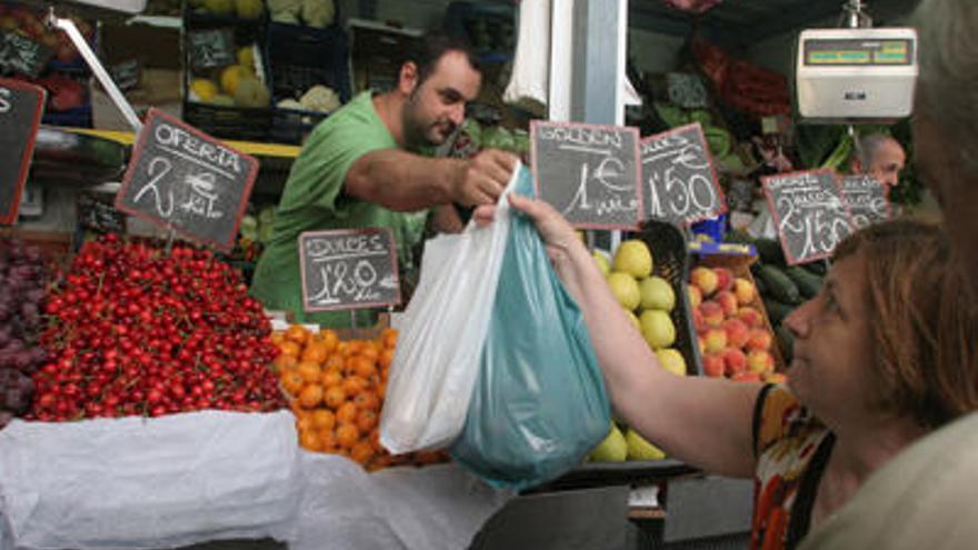 Clientes. Puesto de frutas y verduras del mercado de Atarazanas, donde Facua ha tomado los precios finales de los productos, y los ha comparado con los   de origen.