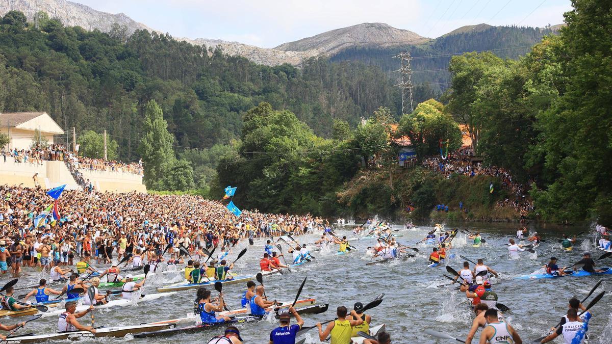 Participantes en una pasada edición del Descenso Internacional del Sella