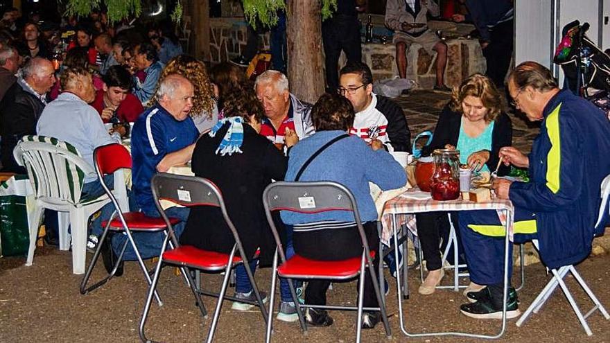 Vecinos e hijos de Sesnández durante una comida popular. | Ch. S.