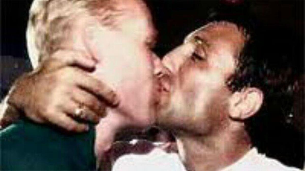El beso entre Stoichkov y Koeman tras ganar la Copa de Europa de 1992