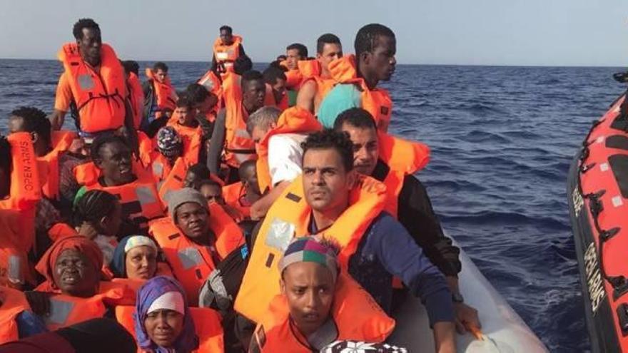 Migrants rescatats a la deriva a 33 milles nàutiques de Líbia