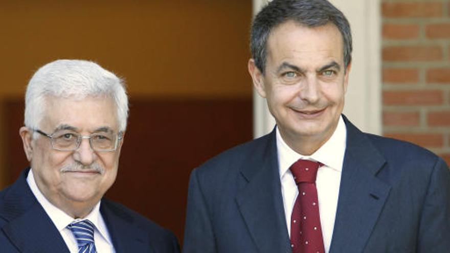 Zapatero recibe a Abbas en La Moncloa.