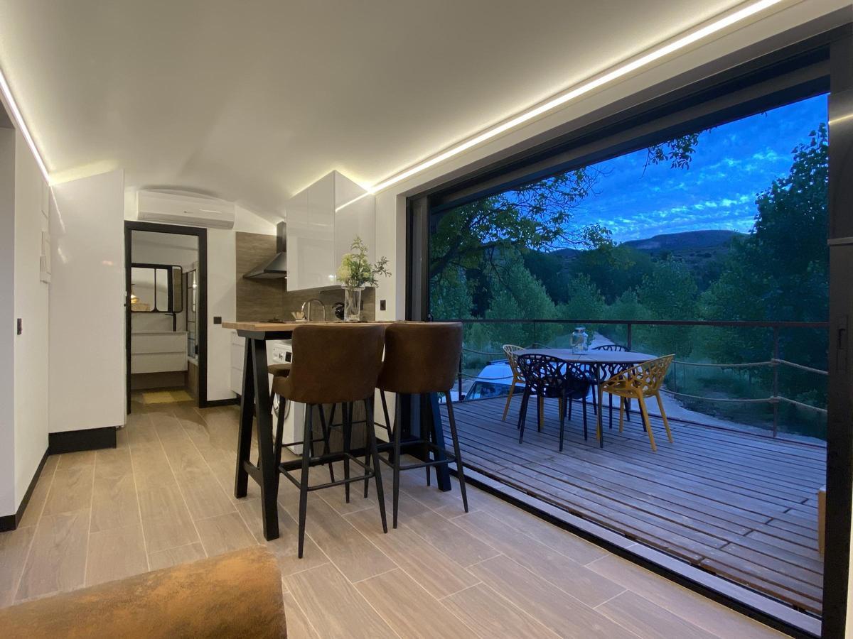 Un vagón de tren de mercancías y un helicóptero: alojamientos insólitos en Casas Altas