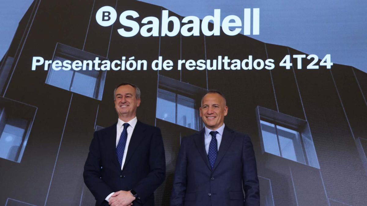 El consejero delegado del Banc Sabadell, César González-Bueno; y el director financiero de la entidad, Sergio Palavecino, en la presentación de resultados de 2024