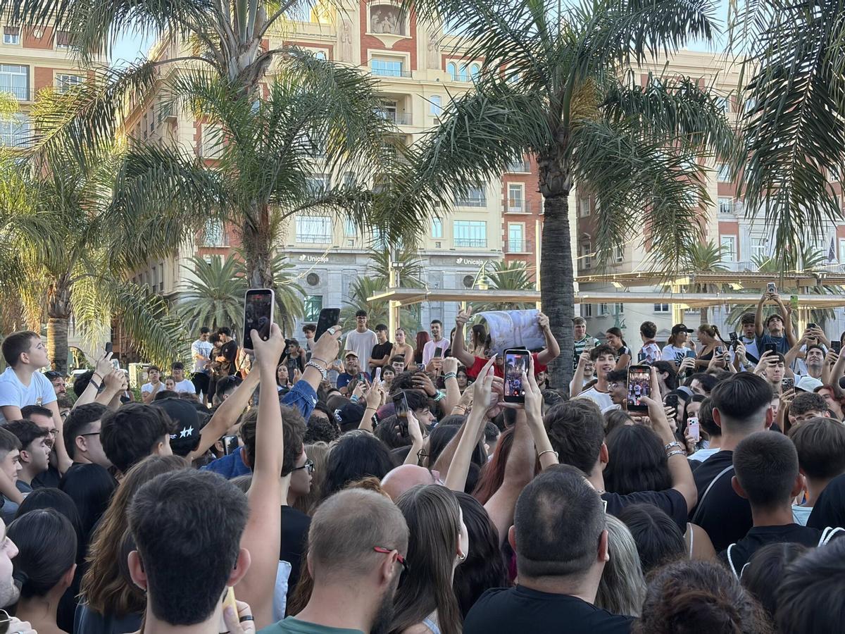 Batalla de 'farmear aura' en la Plaza de la Marina