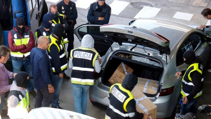 Agents de la Policia Nacional amb caixes de documents que els Mossos d&#039;Esquadra anaven a destruir a la incineradora del Besòs