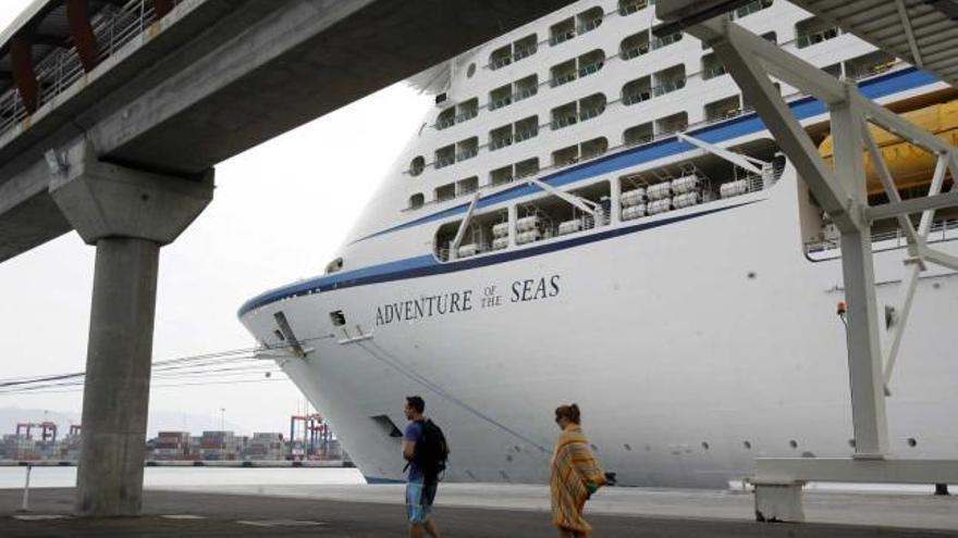 Dos pasajeros del crucero se encaminan a las playas de Málaga a su regreso del viaje.