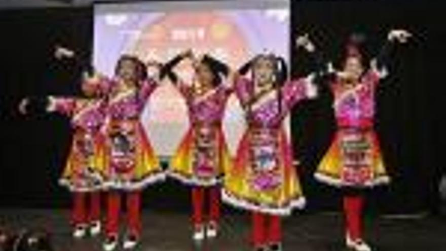 Festa i color en les activitats de la comunitat xinesa, que ahir va celebrar el seu Any Nou.