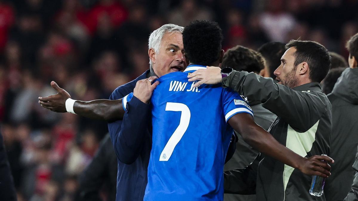 Mourinho:"Le dije a Vinicius 'has marcado un gol de otro mundo ¿Por qué lo celebras así?'"