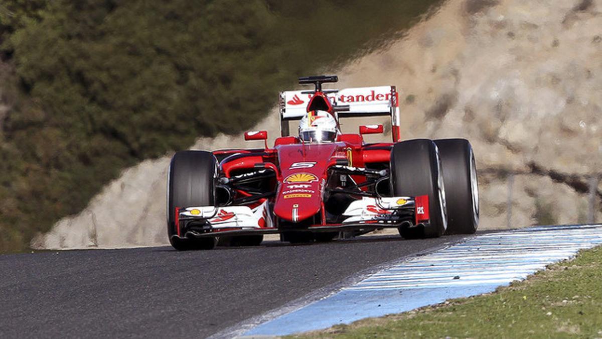 El Ferrari de Sebastian Vettel, en la primera jornada de entrenamientos oficiales de F-1, en el circuito de Jerez