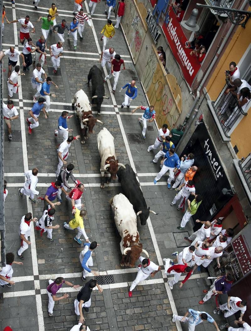 Fotogalería del quinto encierro de San Fermín