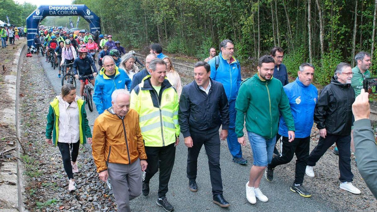 Formoso y Miñones, en le cabecera de la marcha que inauguró ayer la Vía Verde Cerceda-Oroso. |   // L. O.