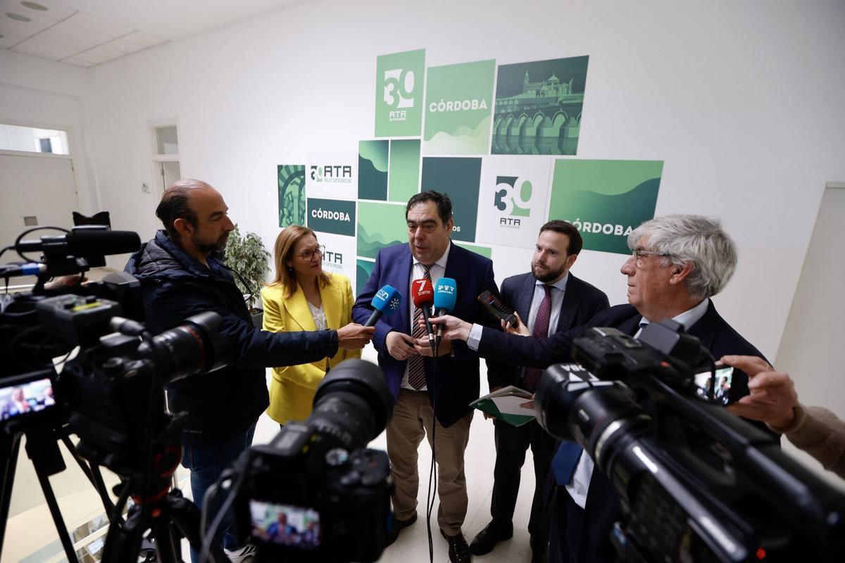 Natalia Márquez, Rafael Amor y Agustín López atienden a los medios de comunicación.