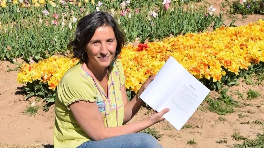 Sònia Ortega amb el llibre en què reflexa la seva experiència amb el càncer de mama
