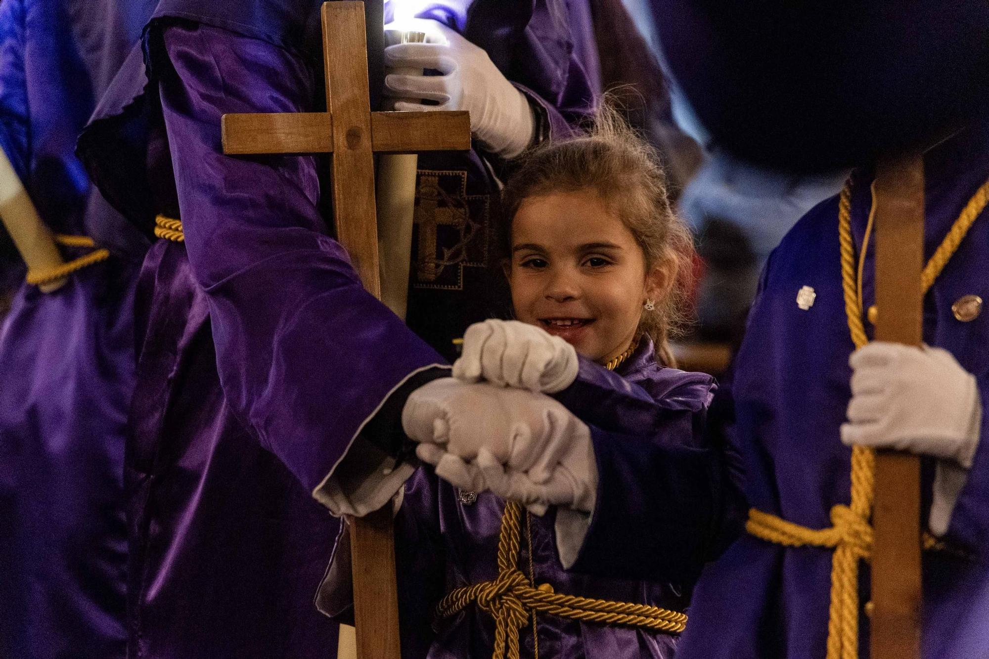 El frio no desluce las procesiones del Martes Santo en Alicante