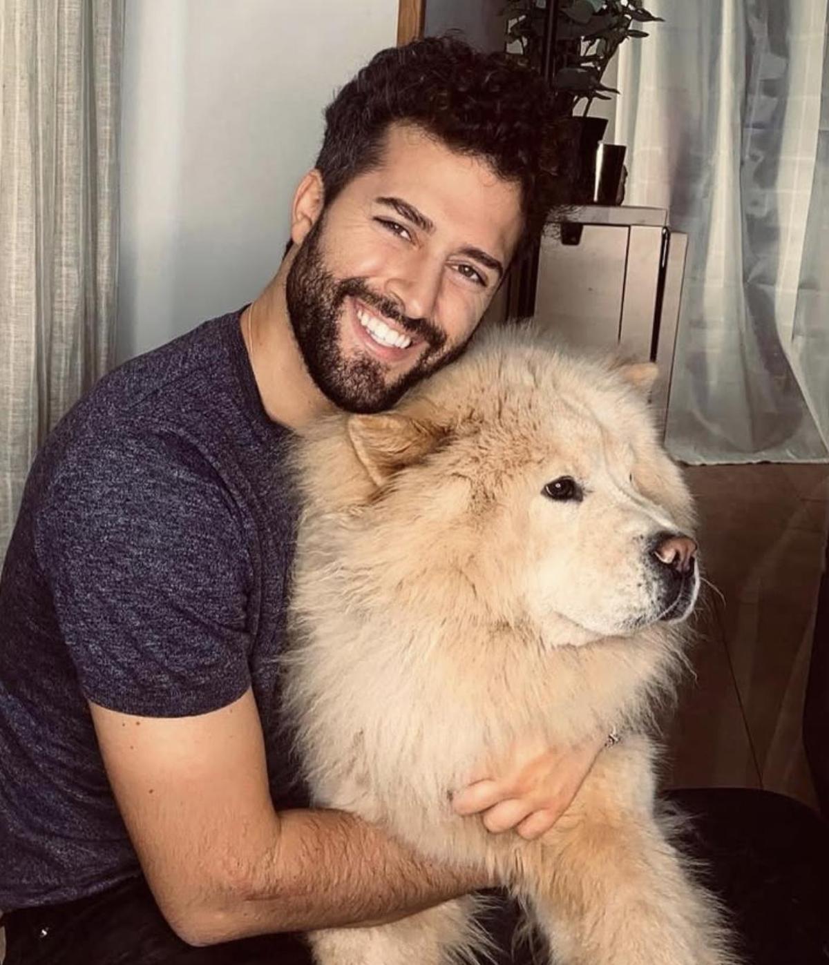 Javi Hoyos con uno de sus perros
