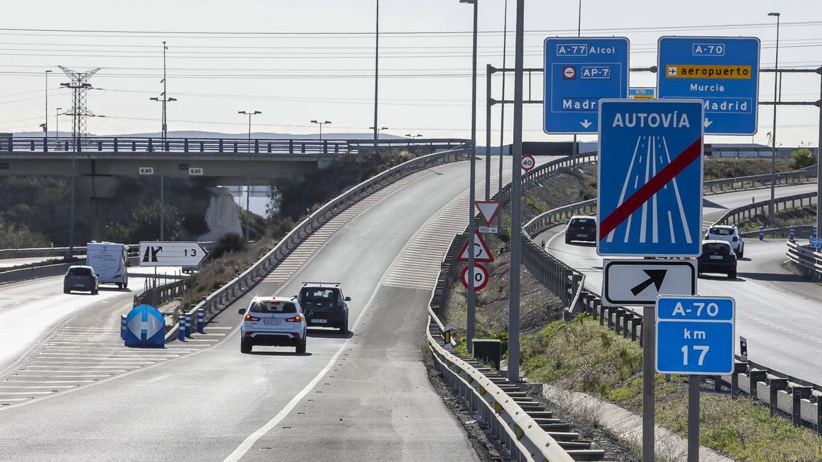 &quot;Nuevo&quot; kilómetro 17 de la A-70, en el enlace con la A-77 hacia Alcoy, salida que aún lleva el número 13.