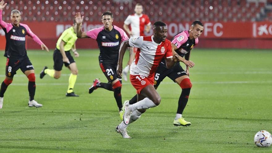 Mamadou Sylla persegueix la pilota durant el partit de Lliga entre Girona i Mallorca a Montilivi
