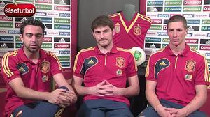 Xavi, Casillas, Torres i Del Bosque animen la selecció sub-21 abans de la final de l’Europeu.