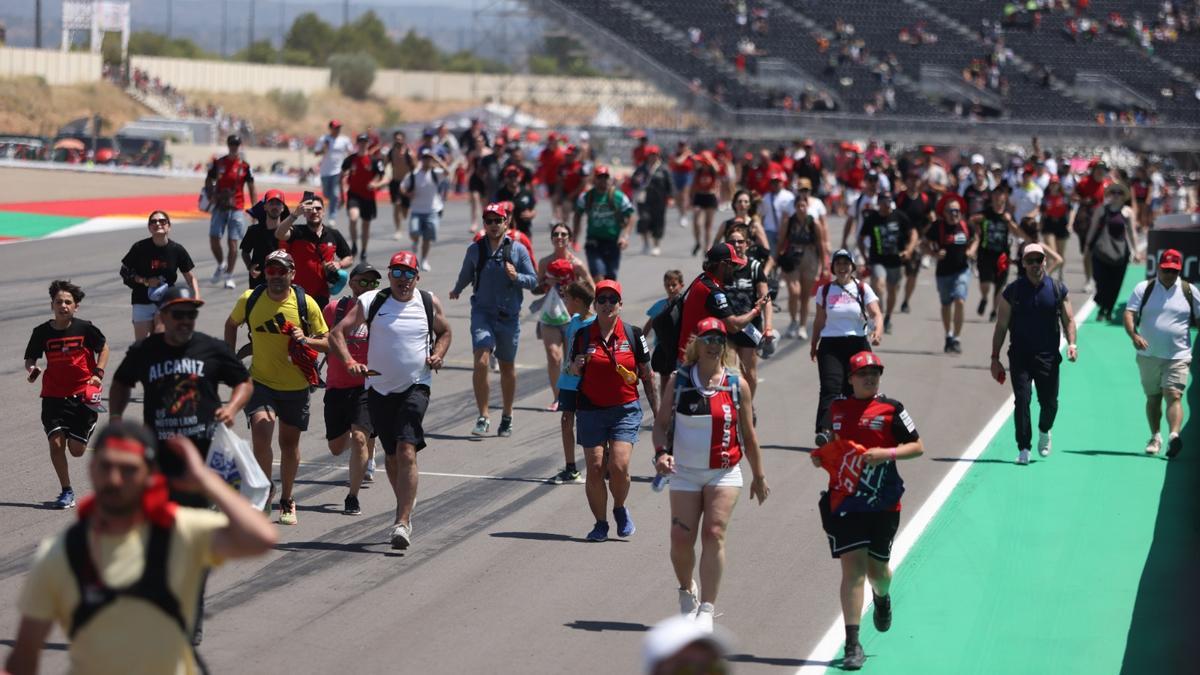 Cientos de aficionados bajaron al asfalto cuando acabaron las carreras en Motorland