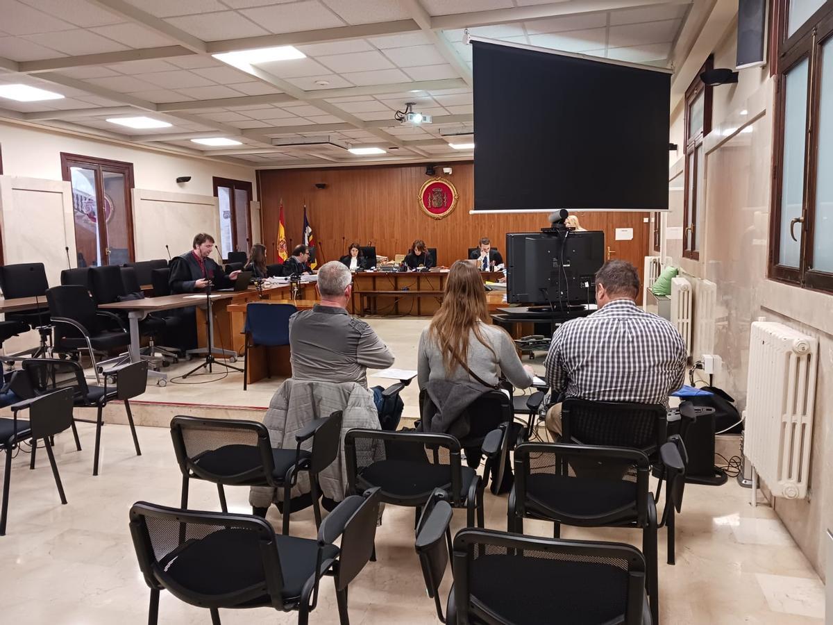 Los tres acusados, ayer en la primera sesión del juicio en la Audiencia Provincial.