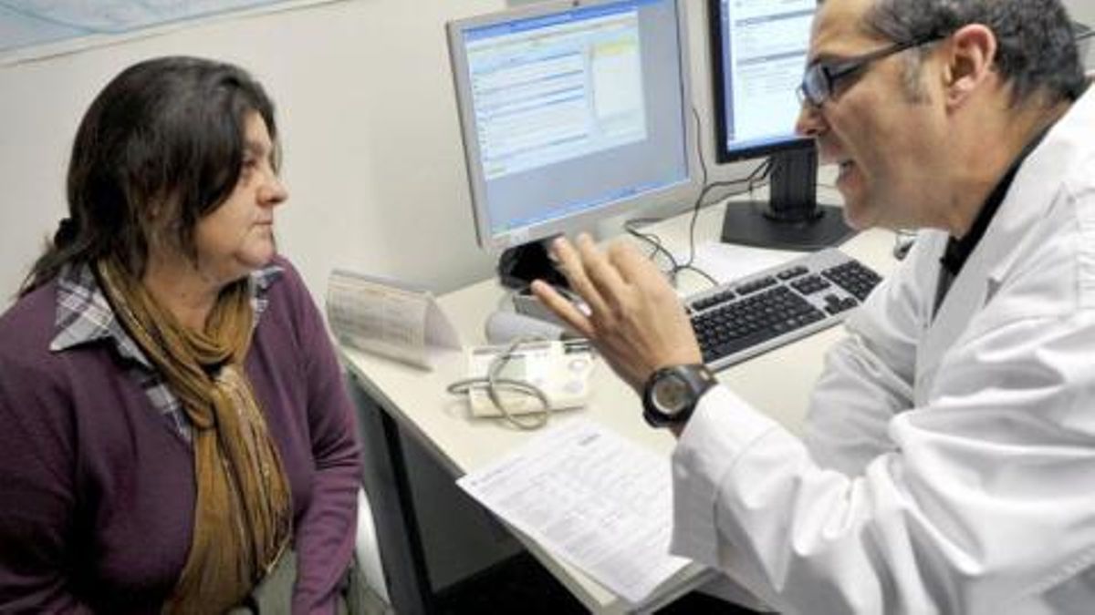Un doctor en una consulta con una paciente.