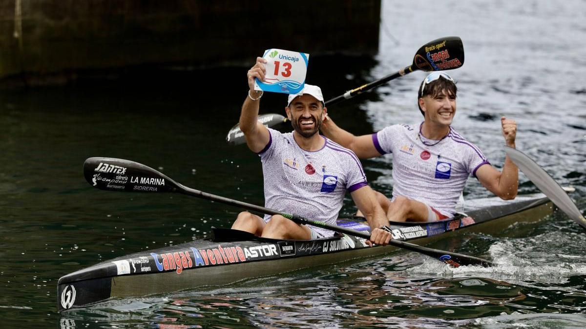 Locura en Ribadesella con el triunfo en un sprint final de infarto de Walter Bouzán y Bertín Llera