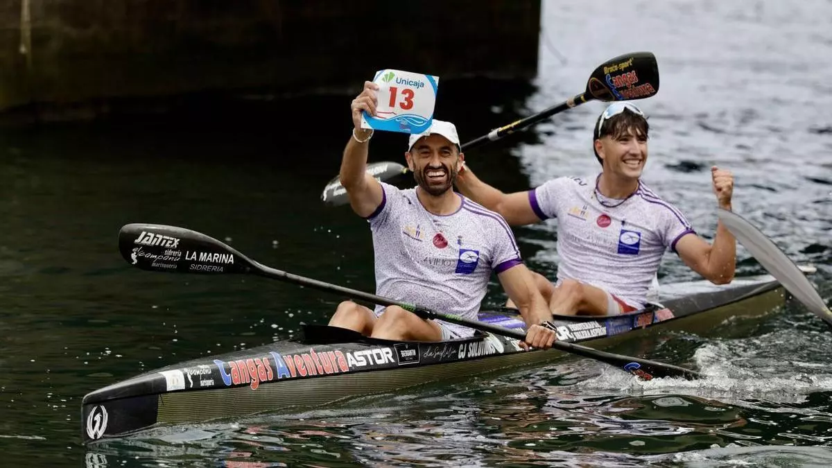 Locura en Ribadesella con el triunfo en un sprint final de infarto de Walter Bouzán y Bertín Llera
