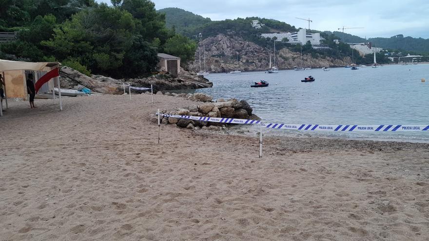 Un vertido de 200 metros de diámetro obliga a cerrar una playa del Port de Sant Miquel