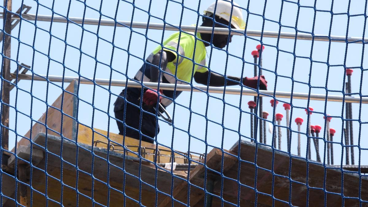 Un operario de la construcción trabajando este verano en una obra en Alicante