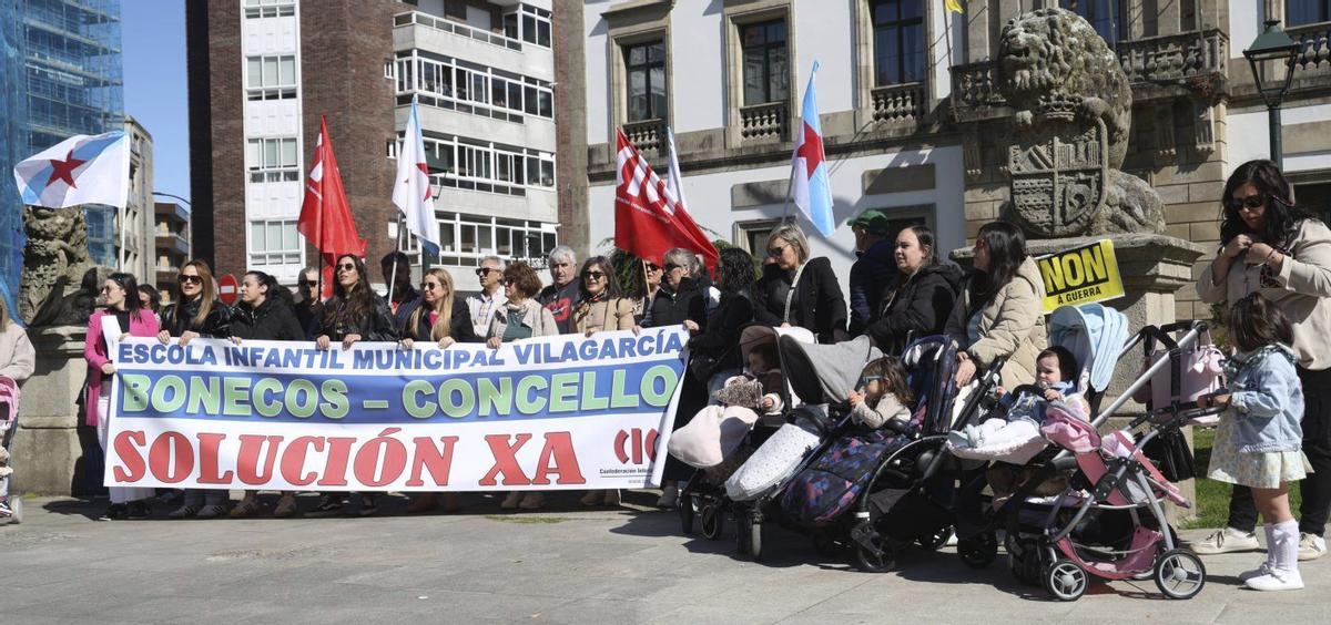 Un momento de la concentración de ayer en Ravella. | FIRMA