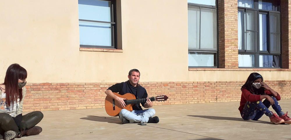 Cesk Freixas canta a l''escola de Cistella